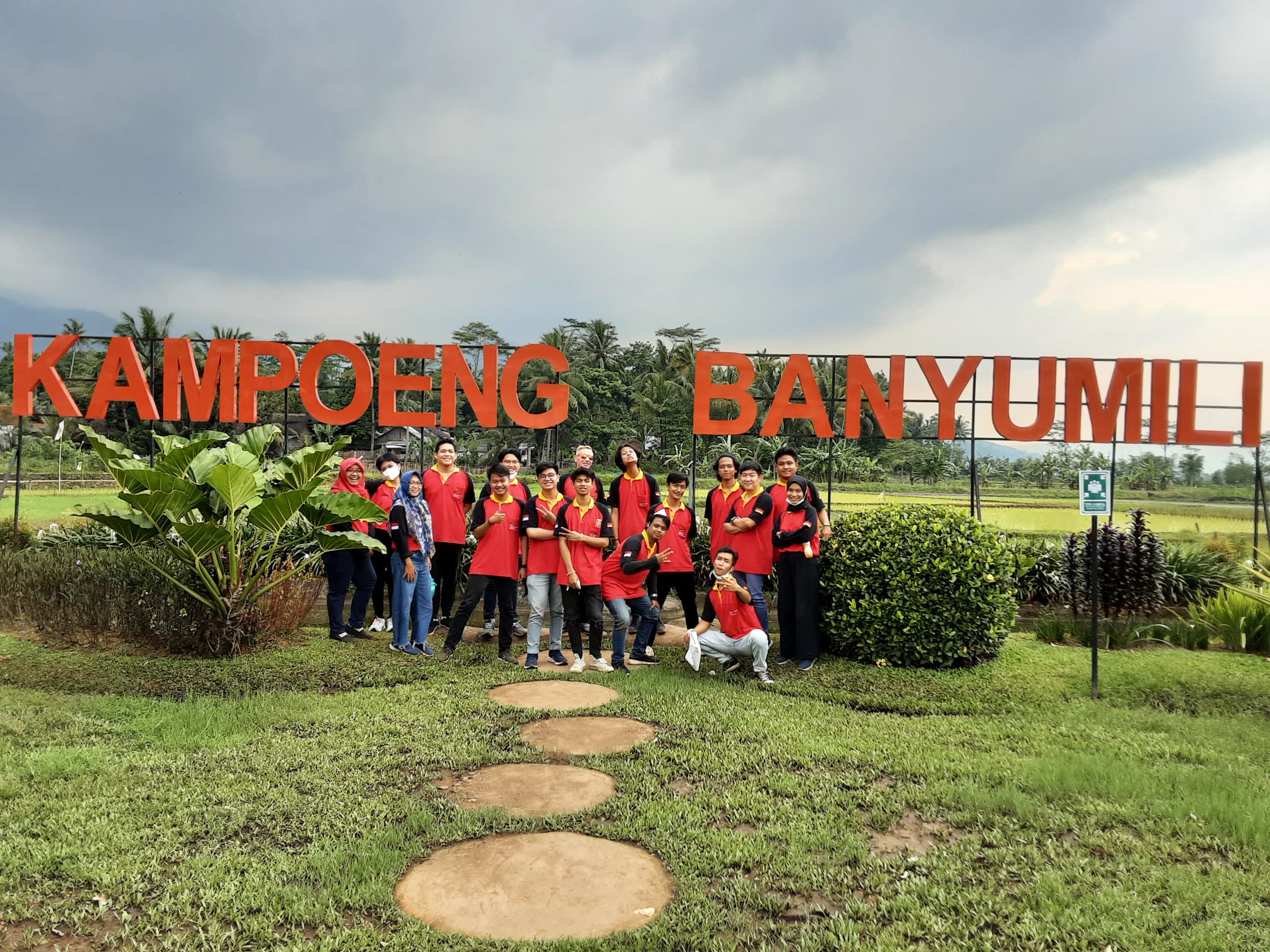 Foto bersama peserta Edukadin Batch 1 di area Kampoeng Banyumili